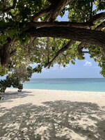 Una playa cerca, arena blanca, traslado desde/hacia la playa gratis