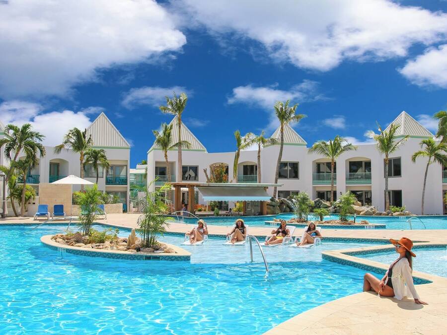 3 piscinas al aire libre, camas de piscina gratis, sombrillas