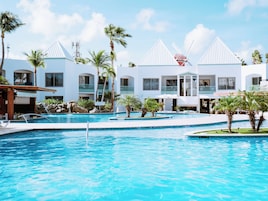 3 piscinas al aire libre, camas de piscina gratis, sombrillas