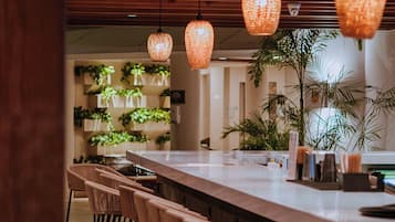 2 bars/lounges, swim-up bar, poolside bar