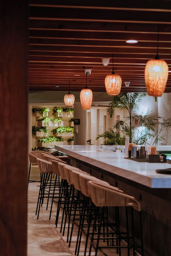 2 bares o lounges, bar en la alberca, bar junto a la alberca 