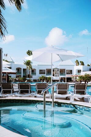 3 piscines extérieures, cabanons gratuits, parasols de plage