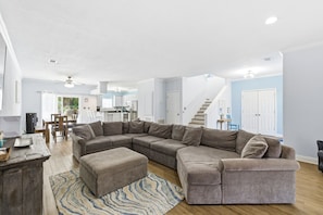 Smart TV, offices - Private Pool, 6 passenger Golf Cart, and 4 bikes! EV charger on site! (Destin)