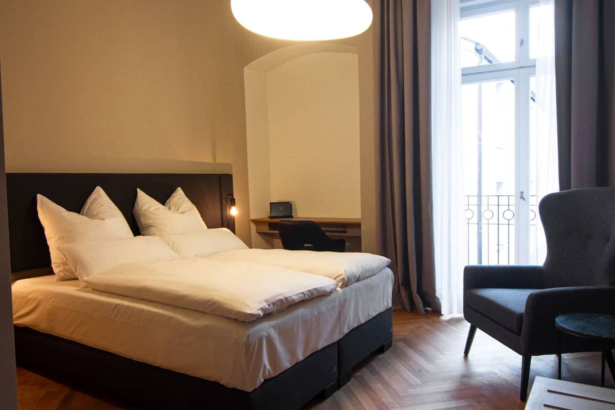 minibar, individually decorated, individually furnished, desk