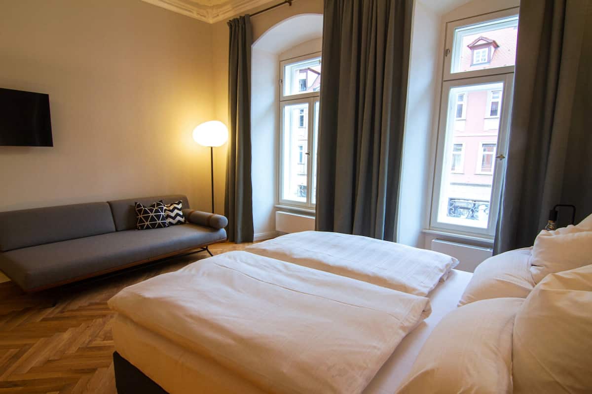 deluxe double room | minibar, individually decorated, individually furnished, desk