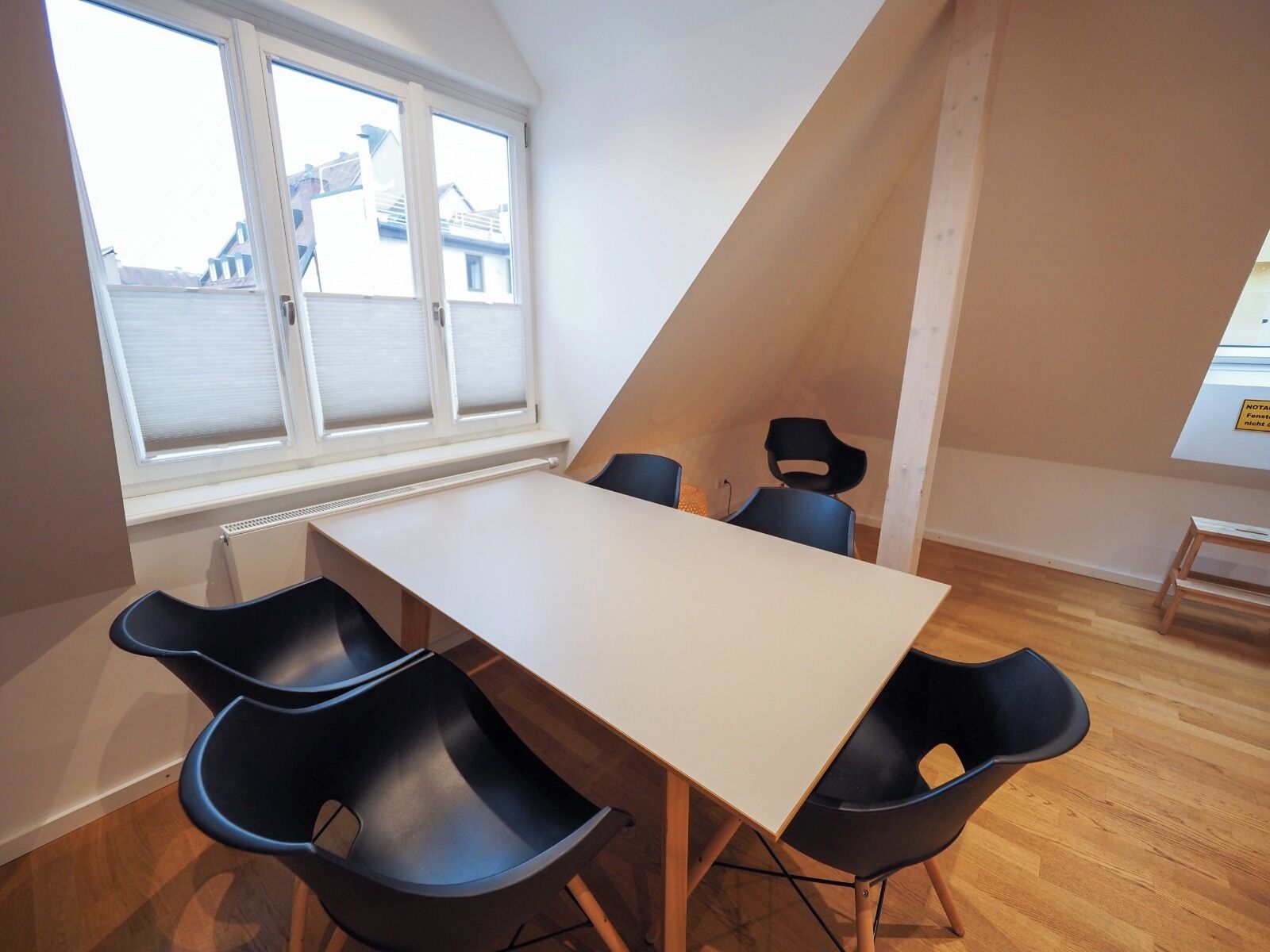 Comfort-Studio | Essbereich im Zimmer