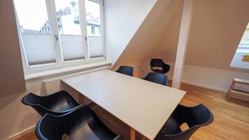 Comfort-Studio | Essbereich im Zimmer