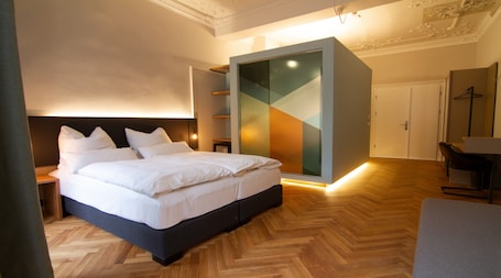 Minibar, decoración personalizada, muebles diferentes y escritorio
