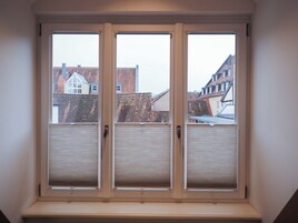 Ventana de tres partes con vistas a edificios.