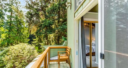 Fantastic retreat near the water w/ expansive deck & stylish interior - dogs OK