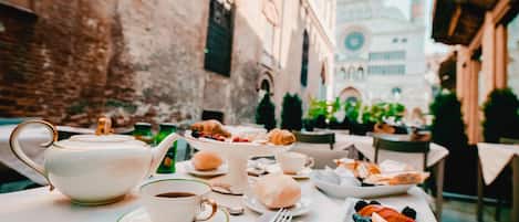 Free daily full breakfast