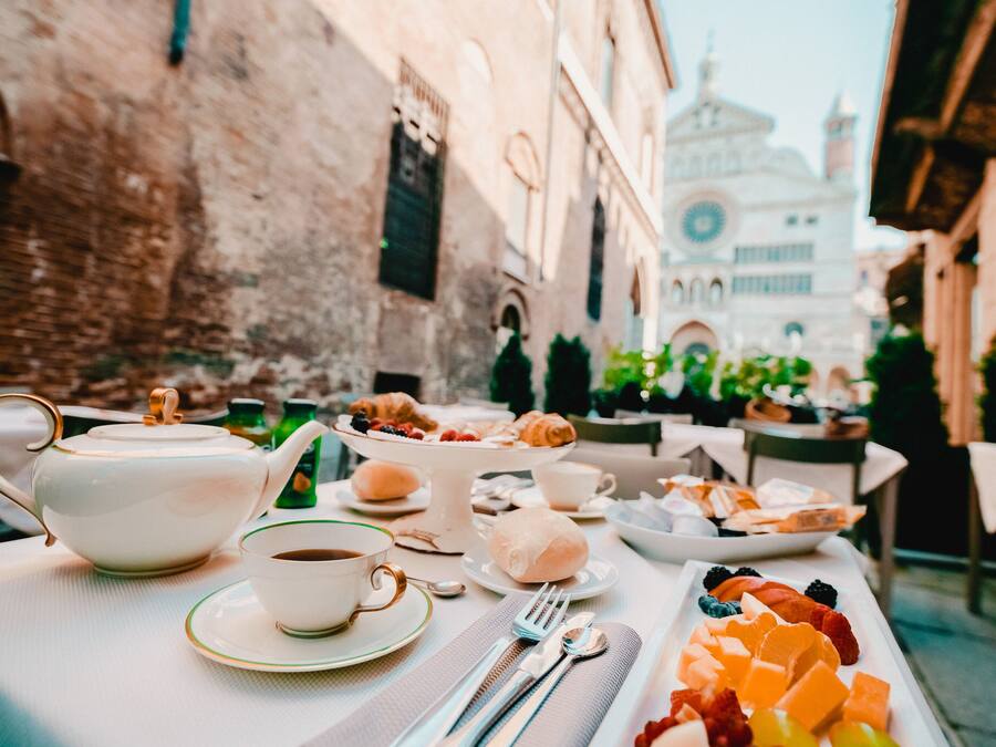 Desayuno completo gratuito y diario