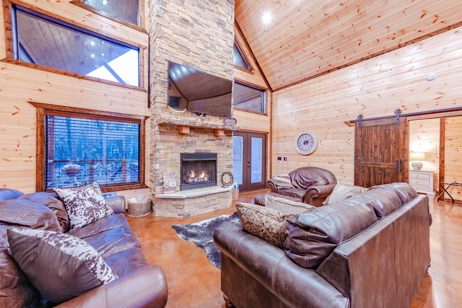 Smart TV y chimenea 