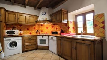 Een koelkast, een magnetron, een oven, een kookplaat