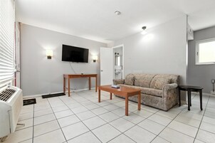 家庭双人房, 1 张特大床和 1 张沙发床 | 起居区