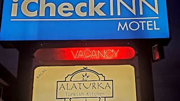 Fachada del alojamiento - Noche
