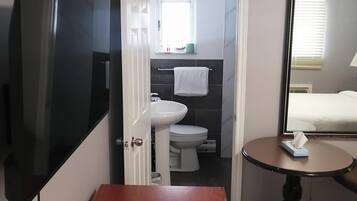 Habitación individual, 1 cama de matrimonio | Baño | Toallas, jabón, champú y papel higiénico