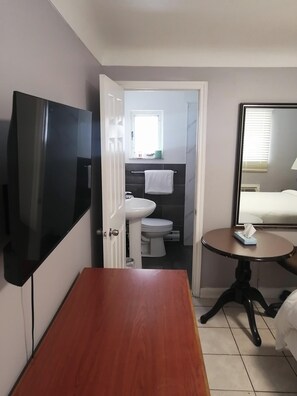 Chambre simple, 1 grand lit | Salle de bain | Serviettes fournies, savon, shampooing, papier de toilette