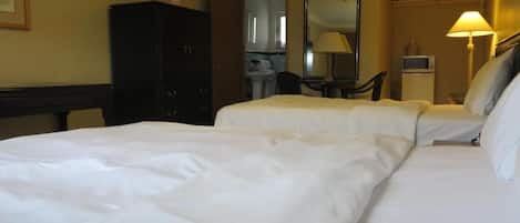 Espacio para trabajar con laptop y tabla de planchar con plancha