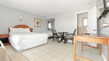 Espacio para trabajar con laptop y tabla de planchar con plancha