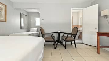 Espacio para trabajar con laptop y tabla de planchar con plancha