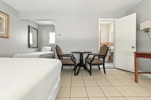 基础双人房或双床房, 多张床 | 笔记本电脑工作区、熨斗/熨板、免费 WiFi、床 单