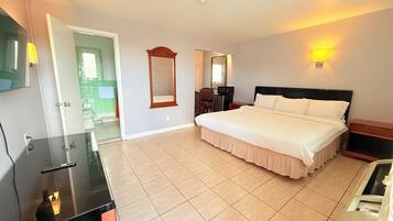 Habitación individual Deluxe, 1 cama de matrimonio grande | Espacio para trabajar con un portátil y tabla de planchar con plancha