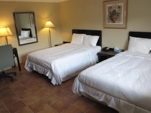 Chambre double, 2 lits doubles | 1 chambre, espace de travail pour ordinateurs portables