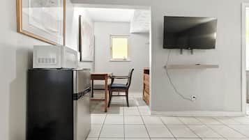 Habitación triple familiar | Espacio para trabajar con un portátil y tabla de planchar con plancha