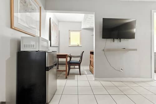 Chambre triple familiale | Espace de travail pour ordinateurs portables, fer et planche à repasser