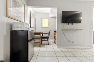 家庭三人房 | 笔记本电脑工作区、熨斗/熨板、免费 WiFi、床单