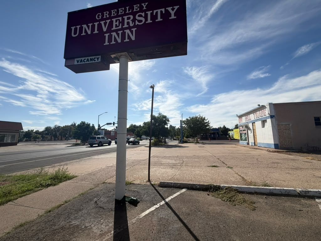 Señal del Greely University Inn con aviso de disponibilidad.