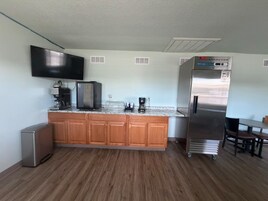 Cocina compacta con microondas, tostadora y refrigerador.