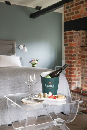 Deluxe Double Room | Individually decorated, individually furnished, desk, laptop workspace - The Swan at Forest Row (Forest Row)