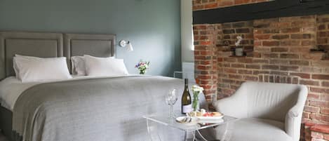 Deluxe Double Room | Individually decorated, individually furnished, desk, laptop workspace