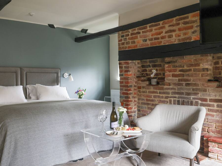 Deluxe Double Room | Desk, laptop workspace, blackout curtains, iron/ironing board