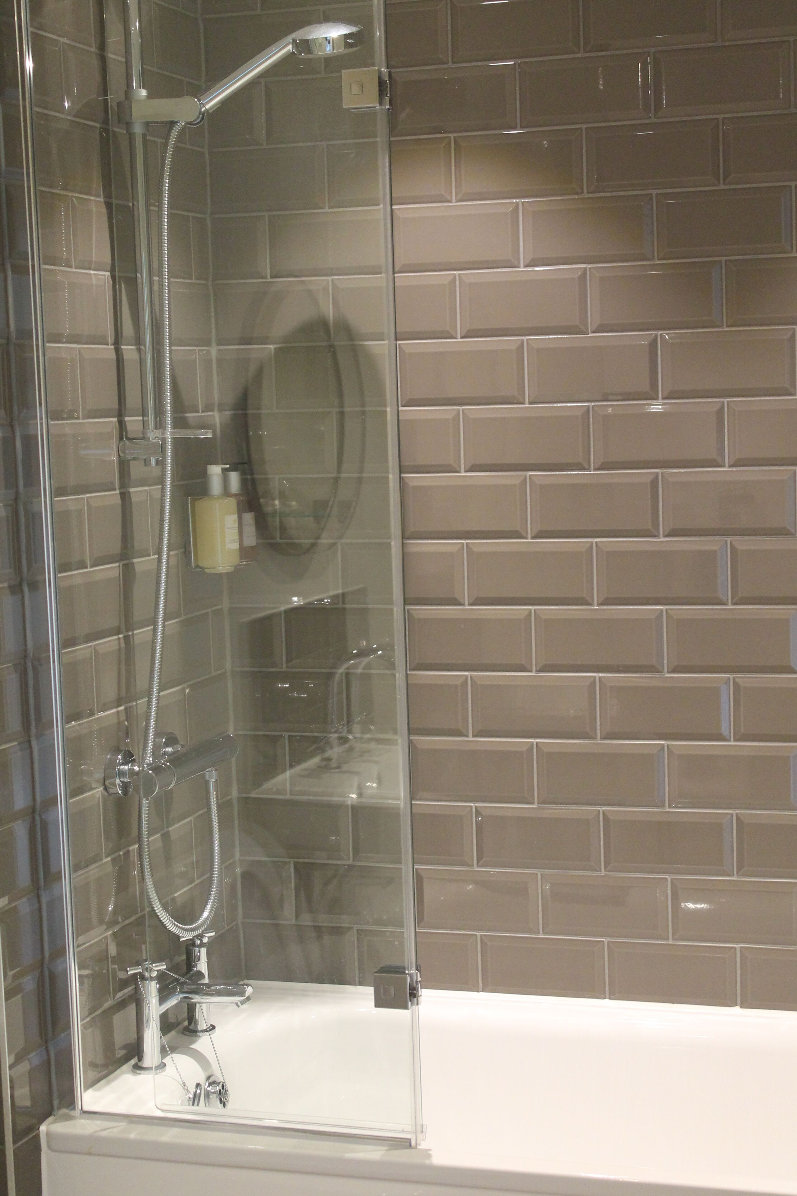 deluxe double room | bathroom | combined shower/bathtub, rainfall showerhead, free toiletries