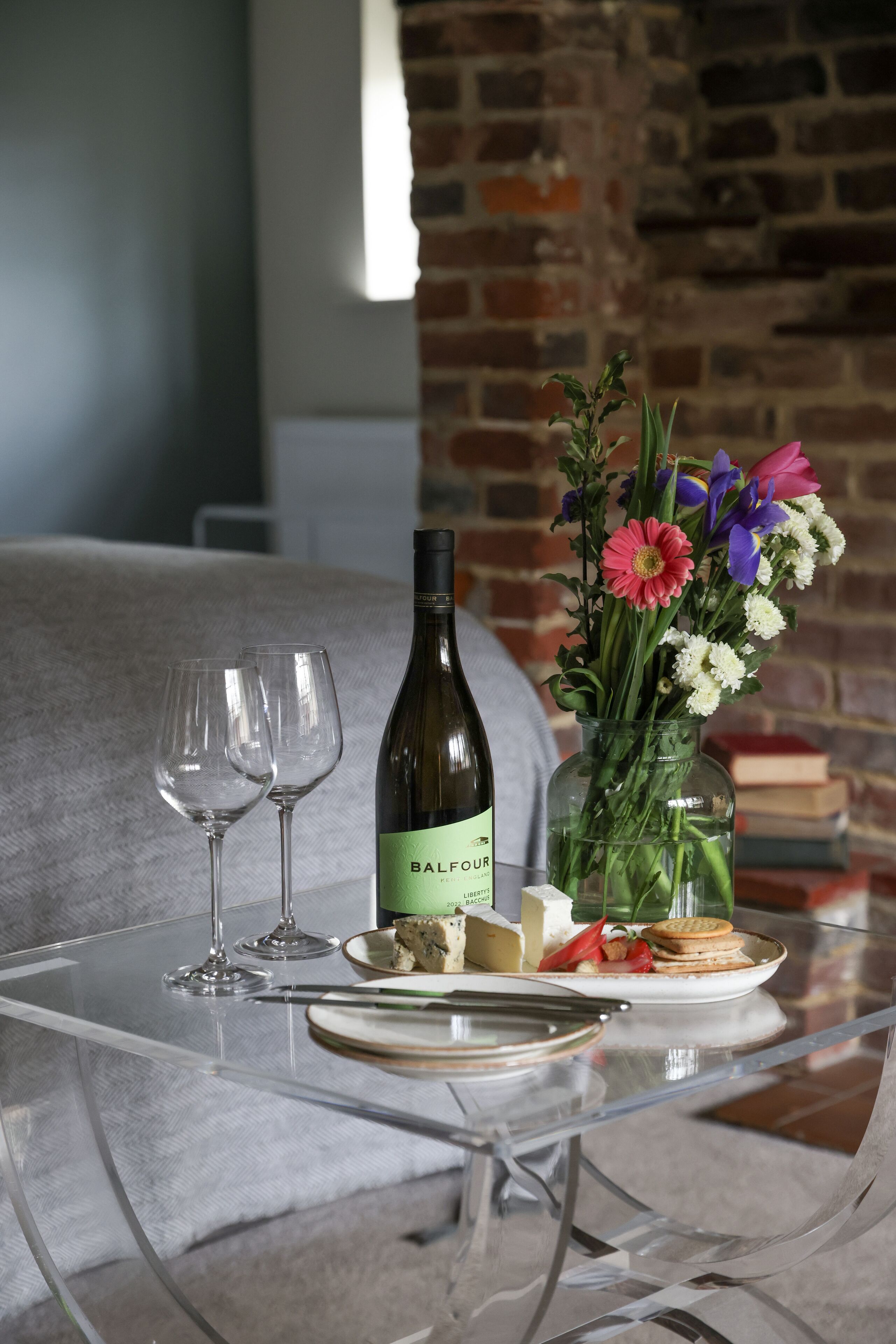 1 bedroom, individually decorated, individually furnished, desk