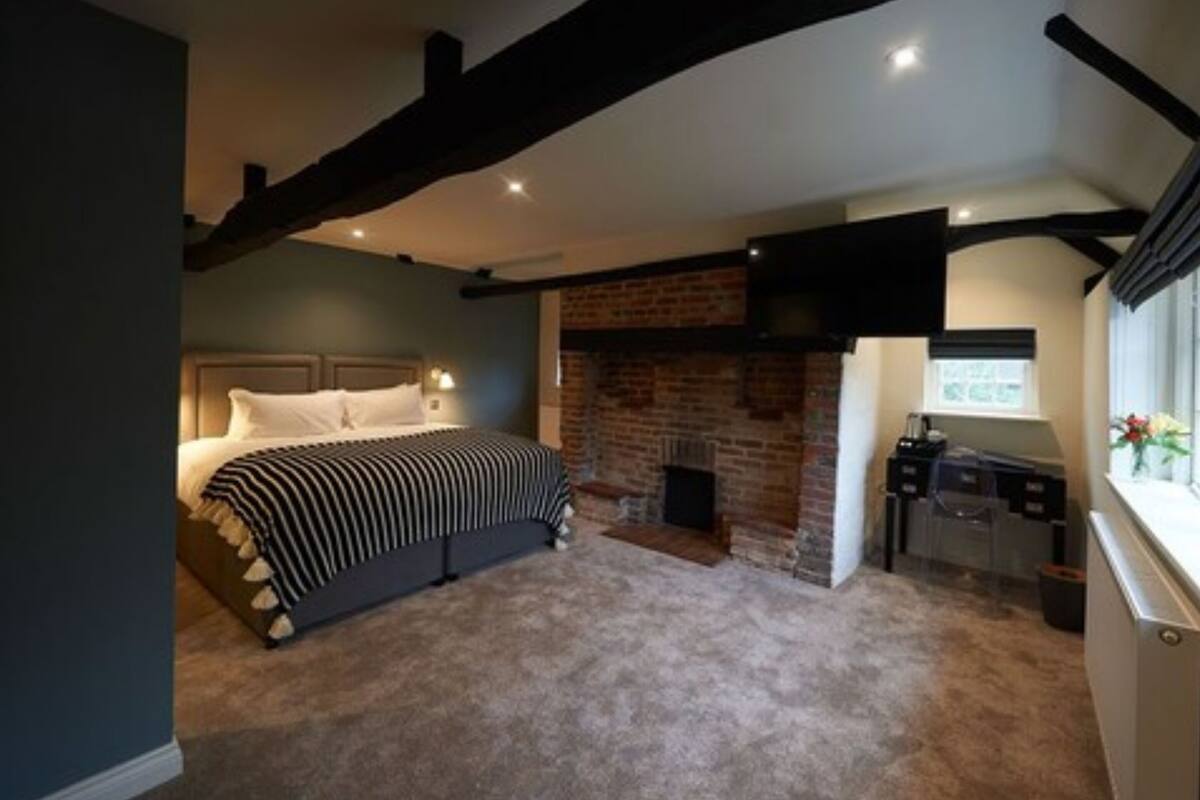 1 bedroom, individually decorated, individually furnished, desk