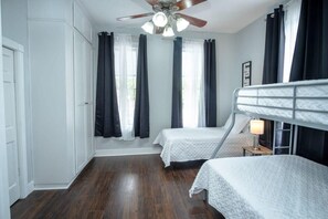 2 dormitorios, tabla de planchar con plancha, wifi y ropa de cama