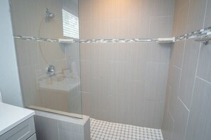 Kostenlose Toilettenartikel, Haartrockner, Handtücher