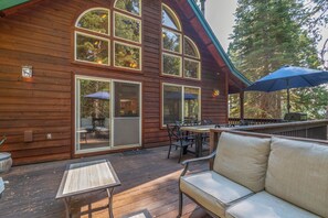 Outdoor dining - BLUE LAKE BLISS - JUST STEPS FROM BLUE LAKE SPRINGS LODGE LAKE AND REC CENTER (Arnold)