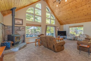 Televisie, een open haard, een dvd-speler en tafelvoetbal