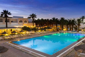 Una piscina techada, 3 piscinas al aire libre