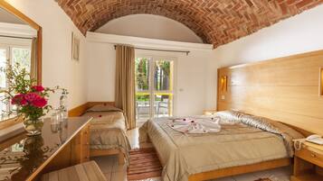 Triple Room | Individually decorated, individually furnished, iron/ironing board
