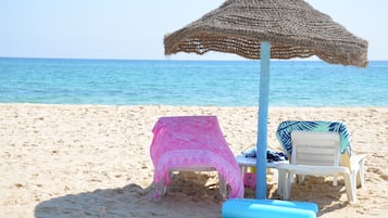 Plage, chaises longues, parasols