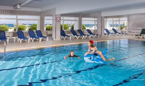 Una piscina techada, 3 piscinas al aire libre
