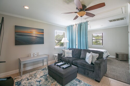 Flirty Flamingo, Too! 1 BDR 1BTH, with in-ground pool!