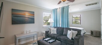 Flirty Flamingo, Too! 1 BDR 1BTH, with in-ground pool!