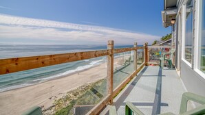 A balcony with a wooden railing overlooking a beach. - Storm Watchers Pointe (Lincoln City)